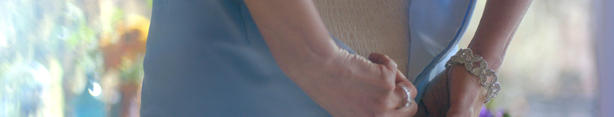 Frau, die an einer Zipline zu ihrem Ehemann gleitet, um ihm das Ja-Wort zu geben – dank dem diskreten Schutz von TENA Lady Pants Plus kann sie sich sicher fühlen.  Frau, die an einer Zipline zu ihrem Ehemann gleitet, um ihm das Ja-Wort zu geben – dank dem diskreten Schutz von TENA Lady Pants Plus kann sie sich sicher fühlen.